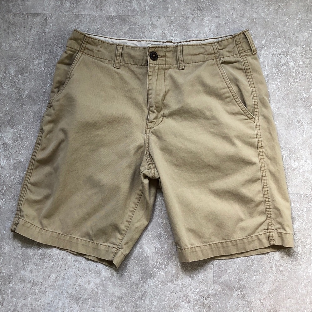 Men’s American Eagle classic khaki shorts